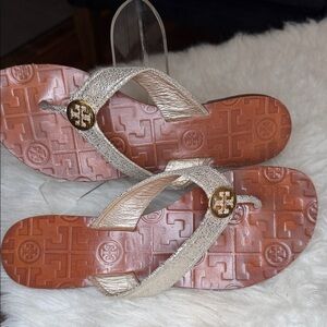 Tory Burch EUC
Gold monogrammed sandals size 6